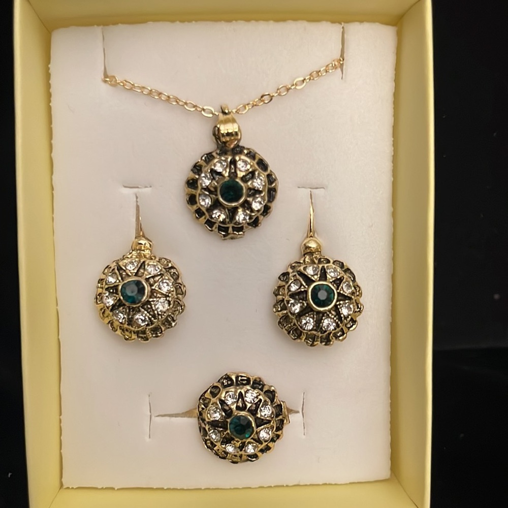Jewelry Set - Picture 2 of 2